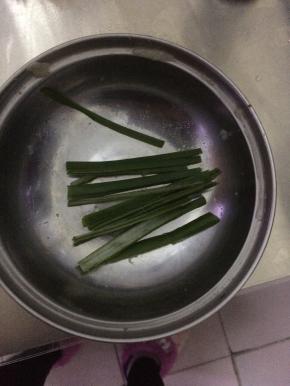 葱切成丝状放入碗中。