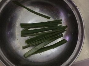 葱切成丝状放入碗中。