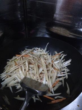 锅内放入适量的油，把切好的藕丝和胡萝卜丝放入锅内翻炒。放入调料。