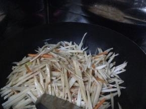 锅内放入适量的油，把切好的藕丝和胡萝卜丝放入锅内翻炒。放入调料。