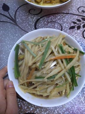 翻炒几分钟至熟，加入适量的醋，翻炒出锅