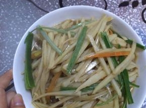 翻炒几分钟至熟，加入适量的醋，翻炒出锅