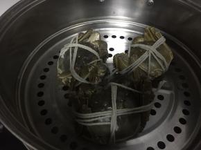 在蒸锅里加入水，将大闸蟹放入，蒸15分钟