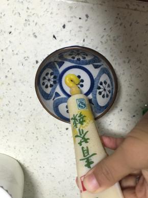 在碗里取少许芥末酱