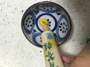 在碗里取少许芥末酱