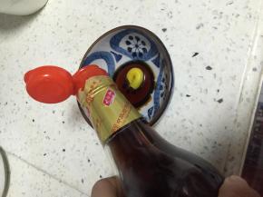 加入适量醋，用勺子搅拌均匀