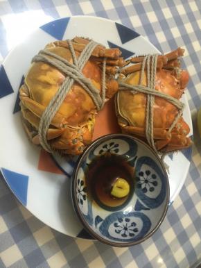 大闸蟹出锅，置于盘中