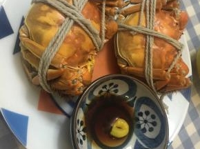 大闸蟹出锅，置于盘中