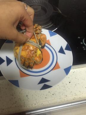 可将芥末料淋于大闸蟹上，也可沾着吃，味道十分鲜美