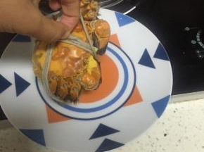 可将芥末料淋于大闸蟹上，也可沾着吃，味道十分鲜美
