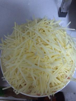 土豆清洗削皮切成丝状