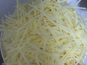 土豆清洗削皮切成丝状