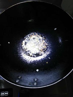 锅内放入适量油放入葱花