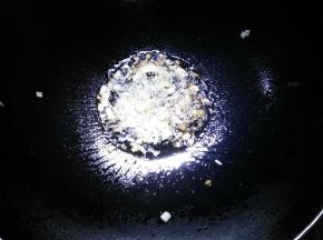 锅内放入适量油放入葱花