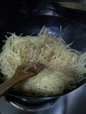 把土豆放入锅中进行翻炒