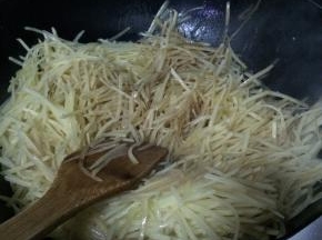 把土豆放入锅中进行翻炒