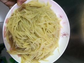 翻炒几分钟至软，加入适量的醋，出锅