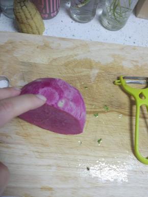 洗净之后去皮，把外面的层绿皮全部去掉