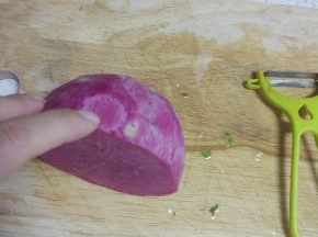 洗净之后去皮，把外面的层绿皮全部去掉