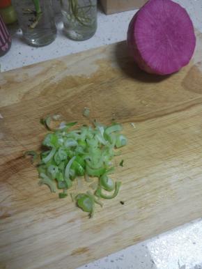 准备适量的葱切碎