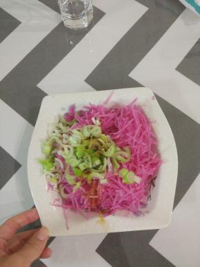 红心萝卜擦丝，放入葱花，适量的盐醋进行调味