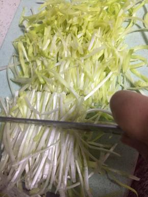 准备韭黄，洗干净，切段