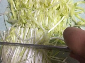准备韭黄，洗干净，切段