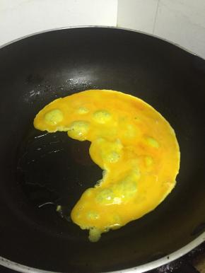 锅里倒入橄榄油，加热，放入鸡蛋液，变成固态捞出