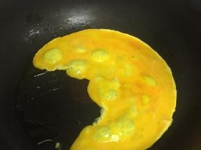锅里倒入橄榄油，加热，放入鸡蛋液，变成固态捞出