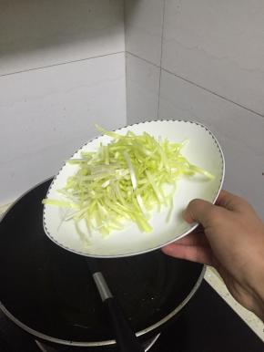 倒入韭黄,翻炒2-3分钟