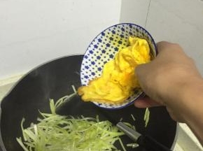 待变软后，炒好的鸡蛋，再加入少量盐，翻炒1-2分钟