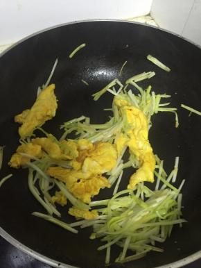 加入少量盐，翻炒均匀