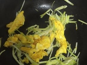 加入少量盐，翻炒均匀