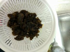 木耳提前一晚上泡发，控干水分