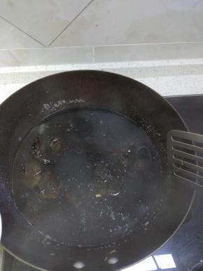 锅内烧开水，放入泡发好的木耳，煮两分钟，捞出过凉开水，控干水分