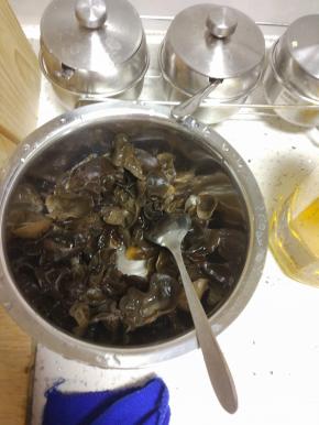 木耳放入盆内，加入切好的葱姜蒜