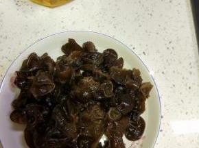 加入适量的酱油。醋味极鲜香油，拌匀，装入盘内