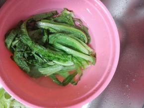 莴苣取叶子洗净，控干水分