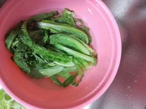 莴苣取叶子洗净，控干水分