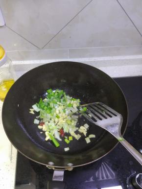 锅内放油烧热之后加入葱姜蒜，红辣椒爆香