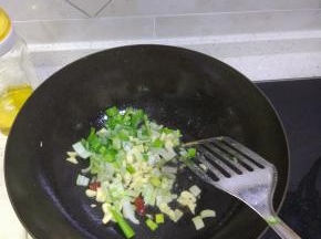 锅内放油烧热之后加入葱姜蒜，红辣椒爆香