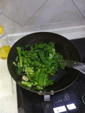 关火，一分钟之后加入控干水分的莴苣叶子