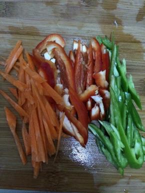 把胡萝卜削皮，太空椒，青辣椒清洗干净，切成丝状。