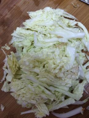 白菜叶切成长条状。