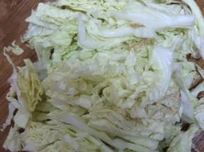 白菜叶切成长条状。