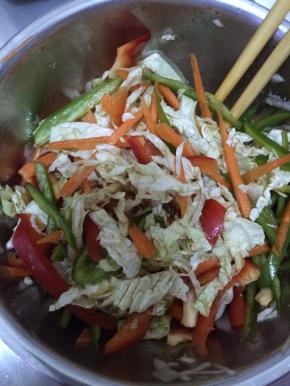 把切好的原料放入盆中，加入葱 ，香菜 ，盐，香油，味极鲜，醋等调料，搅拌均匀。