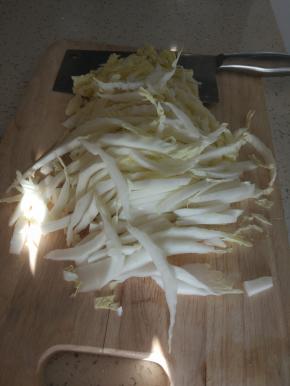 白菜摘洗干净，控干水分