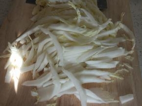 白菜摘洗干净，控干水分