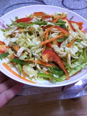 拌好的菜放入盘中即可。