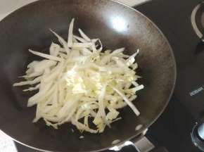 锅内放油烧热，加入适量的葱和大蒜爆香，加入白菜帮进行翻炒，炒出水分之后再加入白菜叶，炒软之后加入适量的水烧开